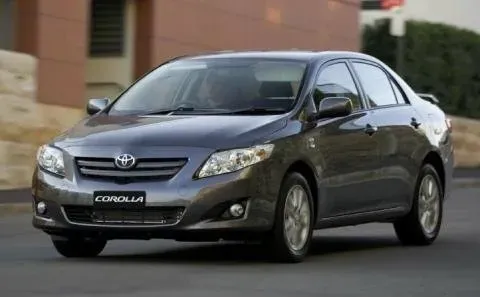 Снятие облицовок моторного отсека Toyota Corolla (Е150)