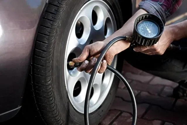 Сброс и проверка давления в топливопроводе Renault Logan 2